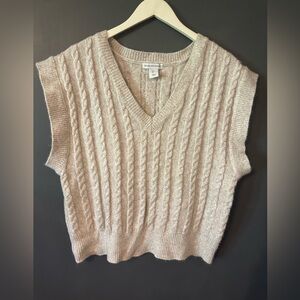 Cupcakes  And Cashmere V-Neck Vest Women’s Size Large ￼